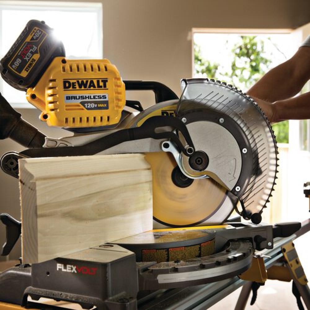 Dewalt flexvolt 120v max on sale miter saw kit dhs716at2